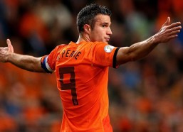 足彩网-库里发起一场3双鞋公益行动，呼吁全联盟捐赠签名战靴