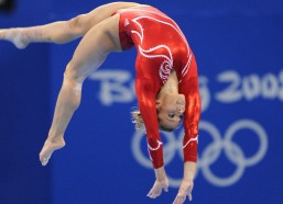 足彩网官网|洛夫伦社媒暖心互动引发关注 昔日红军铁卫力挺萨拉赫引回忆潮