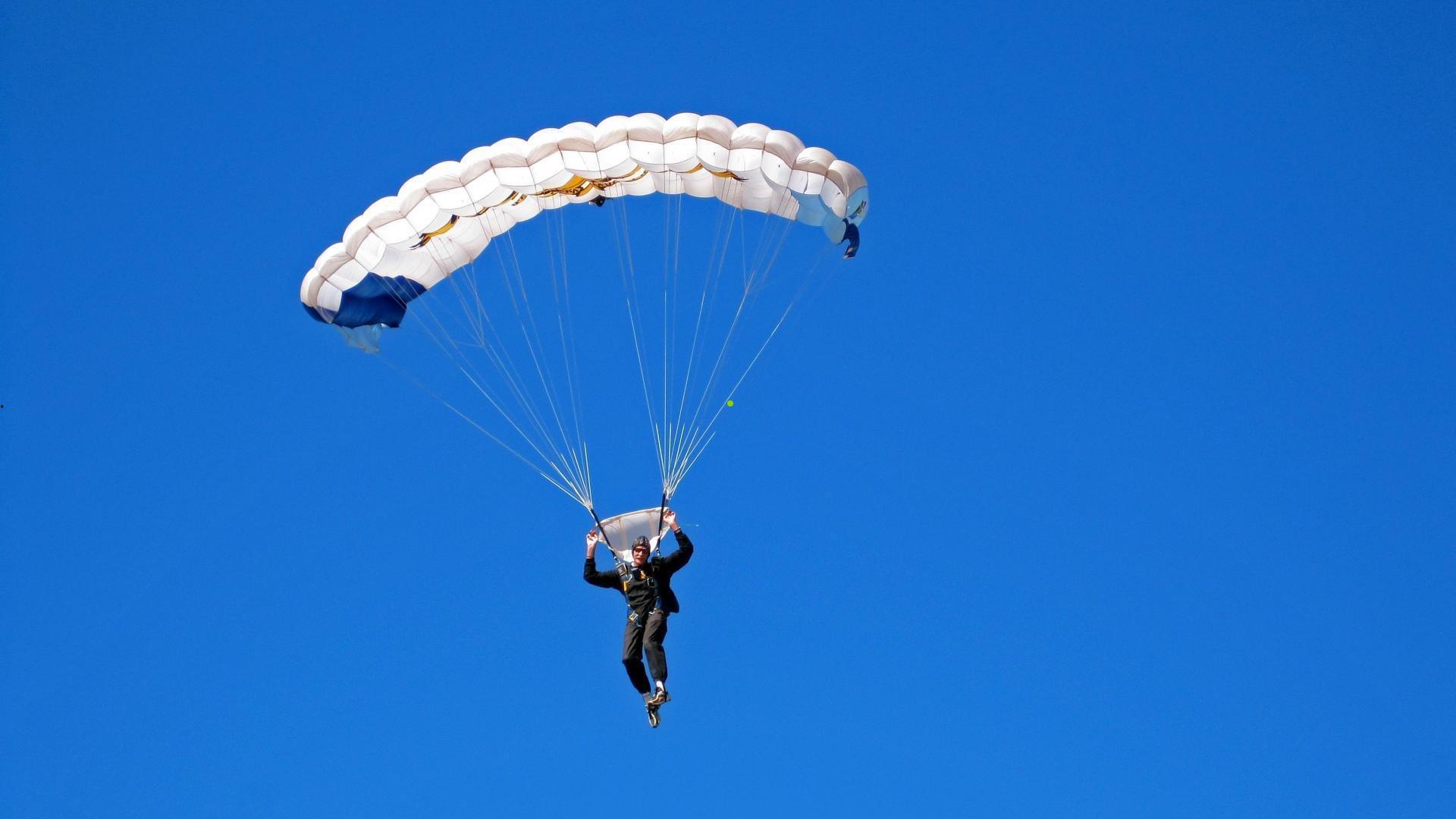 兄弟情与星光共舞，爱德华兹盛赞海兰德，揭秘NBA新生代明星的默契与梦想