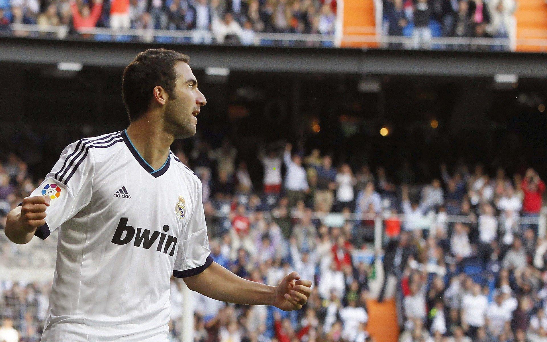 布朗演绎绿茵魔术，连过双雄助攻铸就昨夜最佳进球